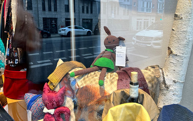 NähWerk gehäkelter Hase im Schaufenster
