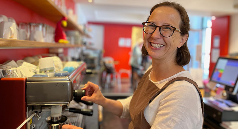 Anika Mahla, Betriebsleiterin im NähWerk an der Kaffeemaschine