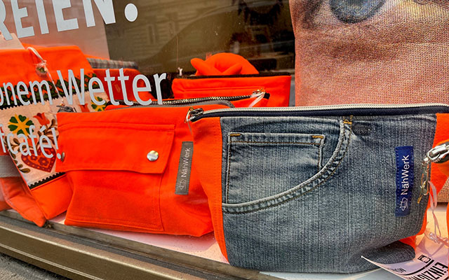 UpCycling AWM Kulturbeutel mit Jeans im Schaufenster - Einzigware aus dem NähWerk